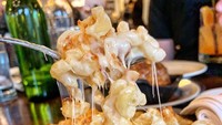Saking sukanya banyak orang menjadikan mac and cheese sebagai comfort food mereka. Bahkan disebut-sebut rasanya kayak surga! Foto: Instagram twobetchesonefork