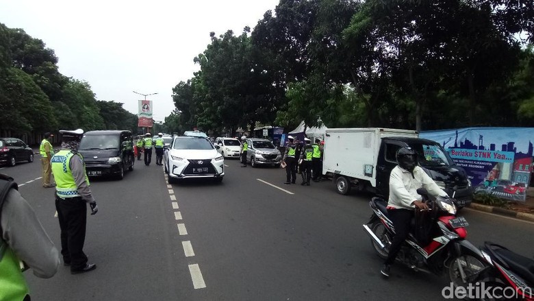 4 Juta Kendaraan Belum Bayar Pajak, Polisi-Samsat Razia di Kalibata 4 Juta Kendaraan Belum Bayar Pajak, Polisi-Samsat Razia di Kalibata