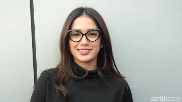 Nostalgia Ussy Sulistiawaty dengan Sang Bunda yang Tak Lekang Waktu