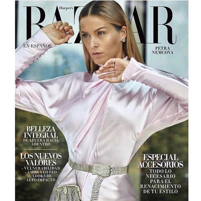 Selain sosok pahlawan tersebut, model yang pernah tampil di majalah Sport Illustrated itu juga mencari dua orang penting lain. Yakni seorang pasien pria di sebelah tempat tidurnya yang menenangkan dan memberikan Petra sebuah bandul Buddha ketika ia panik. Foto: Instagram @pnemcova