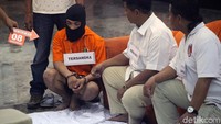 Haris selanjutnya masuk ke rumah dan mengobrol bersama Daperum dan istrinya, Maya Ambarita, sambil menonton TV. Pada saat mengobrol, Haris mendengar kata-kata tak enak yang terlontar dari mulut Daperum dan Maya.