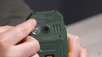 Dan yang menarik adalah tulisan shaver di bodi belakangnya. Foto: YouTube/Unbox Therapy