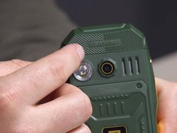 Edan! Ponsel Ini Punya Pencukur Jenggot