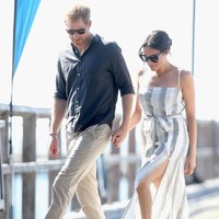 Meghan Markle tampil kasual berbalut summer dress dari brand asal Amerika, Reformation saat mengunjungi  Fraser Island, Australia, Oktober 2018. Gaun bermotif garis itu sebenarnya sedikit berisiko untuk dikenakan seorang anggota kerajaan, karena memiliki potongan paha tinggi yang hanya ditutup dengan kancing besar. Foto: Dok. Getty Images