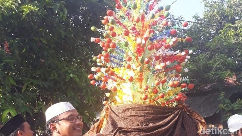 1.200 Telur Warna-warni Diarak di Karimunjawa Peringati Maulid Nabi 1.200 Telur Warna-warni Diarak di Karimunjawa Peringati Maulid Nabi