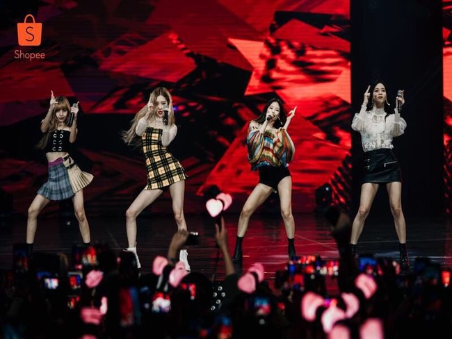 Rose tampil dengan tartan mini dress bernuansa kuning, Lisa dan Jisoo mengenakan potongan rok yang jatuh di atas pangkal paha, sementara Jennie tampil dengan hot pants bernuansa hitam. Keempat member Blackpink tampil mengekspos kaki jenjangnya. Foto: Dok. Shopee
