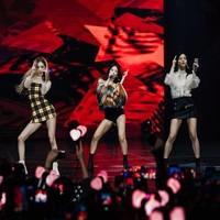 Rose tampil dengan tartan mini dress bernuansa kuning, Lisa dan Jisoo mengenakan potongan rok yang jatuh di atas pangkal paha, sementara Jennie tampil dengan hot pants bernuansa hitam. Keempat member Blackpink tampil mengekspos kaki jenjangnya. Foto: Dok. Shopee