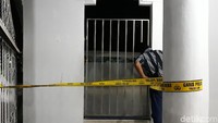 Menurut warga sekitar, Agus Riyanto (44), kolam tersebut merupakan kolam renang umum, namun jarang dijaga karena sepi pengunjung. Pengunjung hanya ramai saat akhir pekan. Mungkin karena yang renang juga sedikit, ramainya kalau hari libur dan akhir pekan saja dan biasanya akhir pekan itu baru ada yang jaga, ujar Agus. (Foto: Pradito Rida Pertana/detikcom)