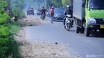 Jalan Rusak di Rancaekek Bandung Ditambal Tanah Bercampur Sampah
