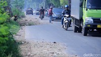 Lubang di jalan itu cukup lebar dan dalam. Kerusakan terjadi dari Rancabatok Rancaekek hingga Perumahan Grand Riscon dan sudah terjadi sejak lama.