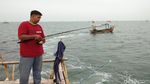 Foto: Ini Asyiknya Mancing di Tengah Teluk Naga Tangerang