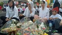 Tak hanya kembang endhog, masyarakat juga membawa ratusan ancak yang berisi makanan dan lauk, untuk disantap bersama seusai peringatan Maulid Nabi Muhammad ala Banyuwangi ini.