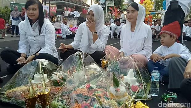 Festival Endhog-Endhogan yang digelar di Banyuwangi berlangsung meriah, Selasa (20/11/2018). Ribuan kembang endhog diarak dari empat penjuru menuju titik kumpul di depan Kantor Pemda Banyuwangi.