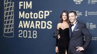 Rossi dan Sofia diminta berhenti di photo booth untuk diabadikan momen kebersamaannya di FIM MotoGP Awards 2018. (Foto: Instagram @valeyellow46)
