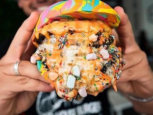 Meriah! Ada Burger Pelangi Isi Keju, Patty Daging hingga Marshmallow