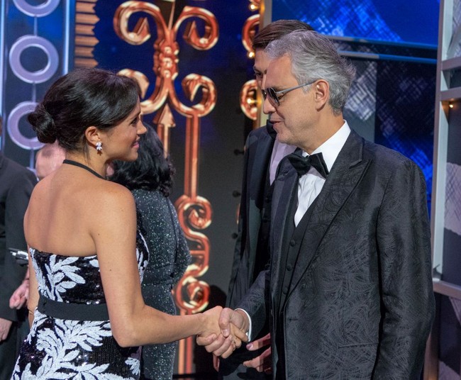 Meghan juga bertemu dengan penyanyi tenor Andrea Bocelli yang tampil bersama putranya, Matteo Bocelli.  Sebelumnya, Andrea Bocelli pernah menyumbangkan suara merdunya di pernikahan Putri Eugenie Oktober lalu.  Foto: Ian Vogler - WPA Pool/Getty Images