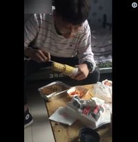 Viral! Cara Makan Jagung Super Praktis Pakai Tusuk Sate