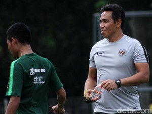 Masih Liburan, Bima Sakti Ingin Lupakan Sepakbola Sejenak