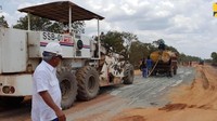 Terlihat para pekerja yang sedang melakukan perbaikan jalan menggunakan bahan campuran tanah dan semen. Istimewa/Kementerian PUPR.