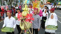 Warga mengarak kembang endhog menuju Kantor Pemda Banyuwangi, Selasa (20/11/2018).