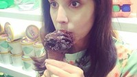 Setelah bekerja di weekend. Kat pun menyenangkan diri dengan es krim lembut dan manis. Foto: Instagram @katramnani