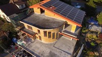 Terdapat panel surya sebagai sumber tenaga listrik untuk rumah tersebut. Istimewa/inhabitat.