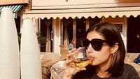 Katramnani yang disebut-sebut pernah menjabat sebagai manager Google ini memang memiliki paras yang cantik. Berlibur ke Italia, ia pun terlihat menikmati segelas wine. Foto: Instagram @katramnani