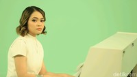 Regina Poetiray pun tak luput dari perhatian awak media.  Foto: Ismail/detikHOT