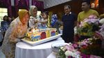 Risma Dapat Kejutan Kue Ultah dari Pegawai Pemkot Surabaya