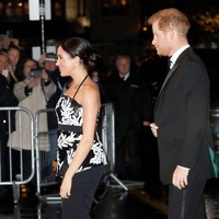 Berbadan dua tak menghalangi Meghan Markle untuk mendampingi suaminya, Pangeran Harry, menghadiri acara-acara penting. Senin (19/11/2018), sejoli ini muncul di konser Royal Variety Performance yang digelar di London Palladium, London, Inggris. Foto: Ian Vogler - WPA Pool/Getty Images