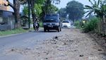 Jalan Rusak di Rancaekek Bandung Ditambal Tanah Bercampur Sampah