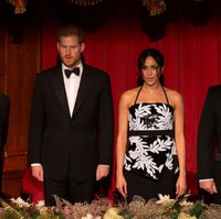 Pangeran Harry pun tak kalah modisnya. Cucu Ratu Elizabeth II itu tampak gagah dengan tuksedo berdasi kupu-kupu. Foto: Ian Vogler - WPA Pool/Getty Images