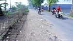 Jalan Rusak di Rancaekek Bandung Ditambal Tanah Bercampur Sampah