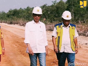 Ditemani Menteri PUPR, Jokowi Pantau Langsung Jalan Perbatasan di Papua