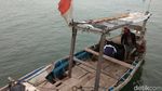 Foto: Ini Asyiknya Mancing di Tengah Teluk Naga Tangerang