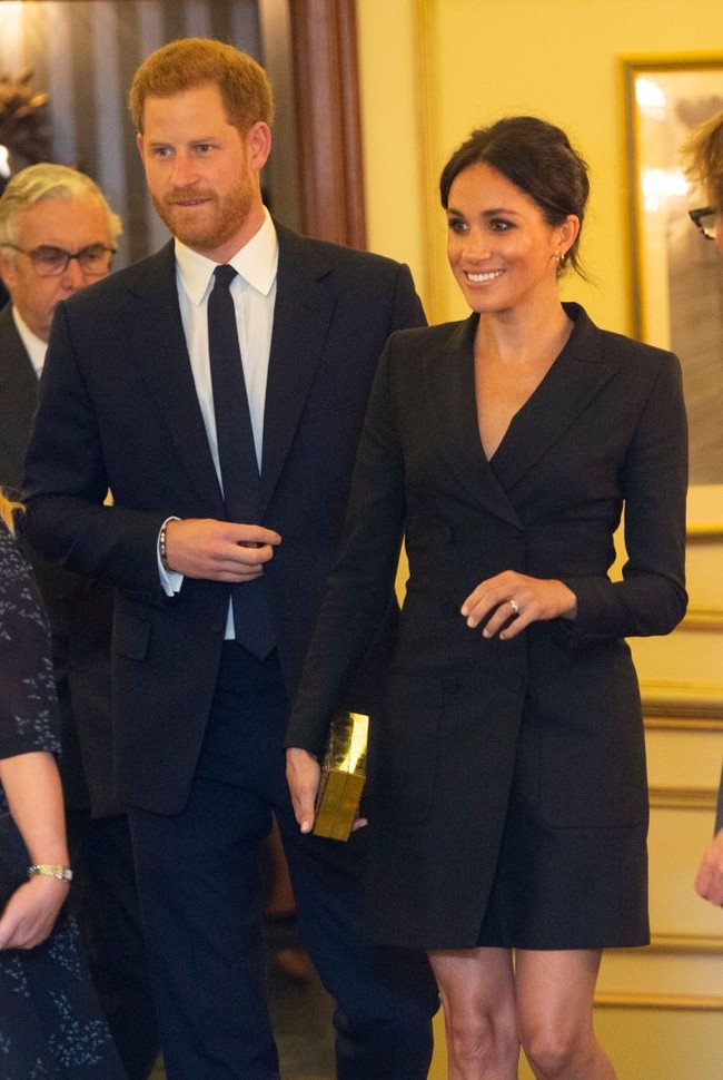 Busana terlalu seksi berikutnya yang pernah dipakai Meghan Markle adalah saat dia memakai tuxedo dress. Dress berpotongan ala tuksedo ini datang dari label Judith & Charles dan memiliki panjang di atas lutut. Sudah memakai rok pendek, aturan Kerajaan Inggris dilanggar Meghan secara maksimal dengan tidak memakai stocking ketika berada di publik. Foto: Dok. Getty Images