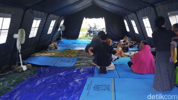 Tenda dilengkapi dengan kipas angin