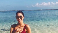  Sekitar tahun 2015, Annisa sempat membintangi film garapan Raditya Dika. Kala di Bali, Annisa sempat main di pantai sambi menyesap segarnya air kelapa. Foto: Instagram @annisarawles