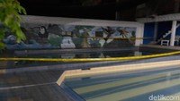 Garis polisi juga sudah terpasang mengitari pagar rumah hingga ke kolam renang. (Foto: Pradito Rida Pertana/detikcom)