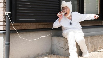 Bikin Senyum! Nenek 90 Tahun Ini Punya Gaya Seru Saat Pose Makan dan Minum