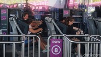 Wajah langsung pucat pasi ketika roller coaster mulai berjalan. Tanpa ampun, traveler akan langsung disambut tanjakan terjal dilanjutkan dengan turunan vertikal setinggi 61,6 meter.  (Melissa Mailoa/detikTravel)