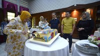 Dengan semringah, Risma memotong kue ulang tahun. Istimewa/Pemkot Surabaya.