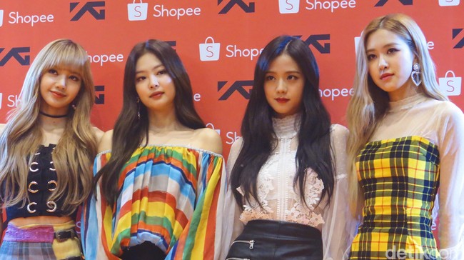 Dengan riasan natural flawless, keempat member Blackpink membiarkan rambut panjang mereka tergerai indah. Foto: Anggi/Wolipop