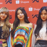 Dengan riasan natural flawless, keempat member Blackpink membiarkan rambut panjang mereka tergerai indah. Foto: Anggi/Wolipop