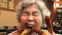 Duh, makannya satu-satu kali, nek. Kalau dimakan semuanya sekaligus yang ada mulut penuh plus belepotan, deh. Hihi. Foto: Facebook Kimiko Nishimoto