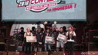 Para pemenang meraih penghargaan.