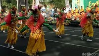 Saat kembang endhog diarak, warga juga membunyikan rebana serta menarikan tarian kuntulan.