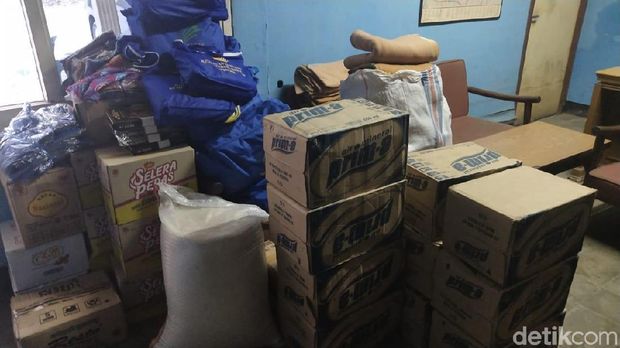 Bantuan untuk warga yang rumahnya ambles