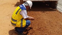 Basuki memeriksa keadaan tanah yang berada di area lokasi proyek jalan perbatasan Papua. Istimewa/Kementerian PUPR.