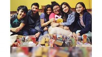 Di lokasi syuting, Syifa juga dekat dengan rekan artis lainnya. Ditemani martabak kacang cokelat yang manis, acara break di lokasi syuting jadi lebih seru. Foto: Instagram @syifahadjureal